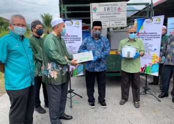MOHD. Akmal Kamaruddin (dua dari kiri) merasmikan Kempen Pengumpulan Buangan Elektrik dan Elektronik (E-Waste) di Kampung Ulu Chepor Tambahan di Ipoh, Perak,  hari ini.