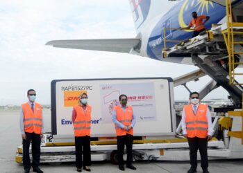 SITI Hamisah Tapsir (dua dari kiri) dan Mohd. Shafiq Abdullah (tiga dari kiri) hadir menyaksikan ketibaan vaksin Cansino di KLIA. - IHSAN MOSTI