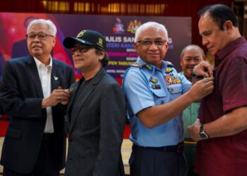 ISMAIL Sabri Yaakob (kiri) bersama Panglima Angkatan Tentera, Jeneral Tan Sri Affendi Buang memakaikan pin Kempen Tabung Pahlawan kepada artis dalam Majlis Santai Petang Menteri Pertahanan bersama Penggiat Seni Tanah Air di Kuala Lumpur,  hari ini.  -FOTO/FARIZ RUSADIO