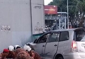 ANGGOTA bomba mengeluarkan seorang daripada dua mangsa yang maut dalam kemalangan di Taman Mutiara Barat, Cheras. - IHSAN BOMBA