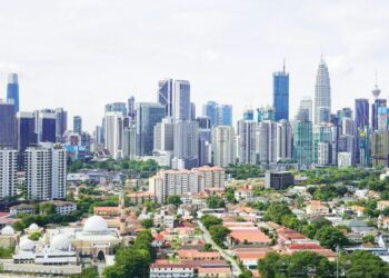 KERAJAAN perlu terus membuat perbelanjaan sosial bagi membantu rakyat kerana ini akan menjadi senjata berbilang mata yang dapat memacu negara dan kestabilan politik. – UTUSAN/FARIZ RUSADIO