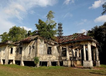 SEBUAH banglo usang di bahagian atas Villa Nabila di Jalan Skudai, Johor. - UTUSAN/RAJA JAAFAR ALI