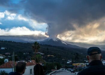 PENDUDUK La Palma menyaksikan gunung berapi Cumbre Vieja meletus pada 12 Disember lalu. - EUROPA PRESS NEWS