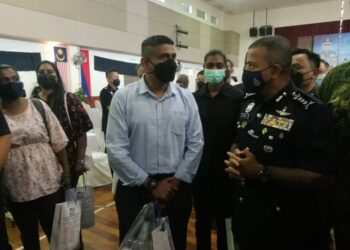 AYOB Khan Mydin Pitchay (kanan) beramah mesra dengan komuniti dan tetamu yang hadir pada Program Perbincangan Town Hall di IPD Johor Bahru Selatan, Larkin di Johor Bahru, Johor.