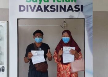 DUA rakan sekolah, Hamdan Daud (kiri) dan Maziah Kamaruddin berjumpa semula secara tidak sengaja di Pusat Latihan Teknologi Tinggi (ADTEC) di Jerantut, Pahang selepas 48 tahun tidak bertemu