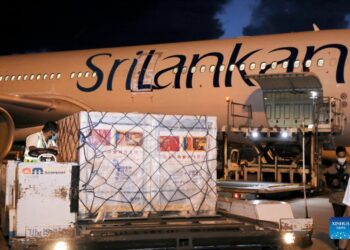 VAKSIN Sinopharm yang disumbangkan oleh PLA tiba di Lapangan Terbang Antarabangsa Bandaranaike di Colombo, Sri Lanka. - KEMENTERIAN PERTAHANAN SRI LANKA