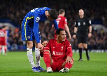 MARCOS Alonso menenangkan Virgil van Dijk yang kecewa selepas Liverpool seri 2-2 dengan Chelsea dalam aksi Liga Perdana Inggeris di Stamford Bridge, London semalam.