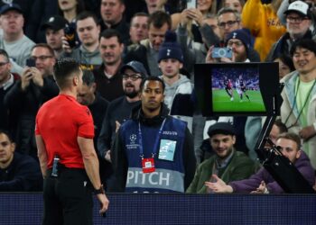 Penggunaan Video Bantuan Pengadil (VAR) akan digunakan bagi pertandingan Piala FA dan Piala Malaysia, musim depan.-AFP