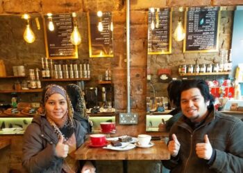PENULIS dan isteri, Wan Faizatul Azirah Ismayatim tidak berdepan masalah untuk menikmati makanan tradisional Scotland yang dihidangkan di restoran dan kafe di sana.