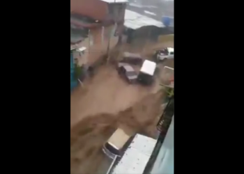GAMBAR dikongsi di laman media sosial menunjukkan arus air deras menghanyutkan kenderaan di jalan raya di Tovar. - AGENSI