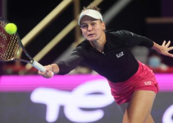 Veronika Kudermetova boleh beraksi dalam kejohanan Wimbledon dengan syarat membuang logo Tatneft  daripada pakaian dan peralatan yang digunakan.
