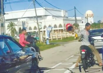 VIDEO tular memaparkan suspek menghentak kereta mangsa menggunakan topi keledar di Jalan Lundang, Kota Bharu, Kelantan, semalam.