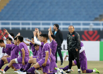 PARK Hang Seo mengendalikan sesi latihan Vietnam di Hanoi hari ini menjelang pertemuan menentang Malaysia esok. - IHSAN VFF