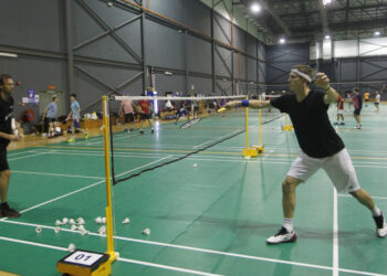 VIKTOR Axelsen (kanan) menjalani latihan di Akademi Badminton Malaysia, Bukit Kiara semalam dalam persiapan menghadapi Terbuka Malaysia yang membuka tirai, Selasa depan. – IHSAN SIN CHEW DAILY