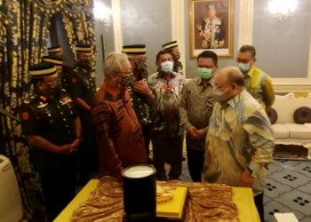 TUANKU Syed Sirajuddin Tuanku Syed Putra Jamalullail berkenan menerima 
mengadap Ismail Sabri Yaakob di Bilik Biru, Istana Arau, Perlis hari ini.- UTUSAN/NAZLINA NADZARI