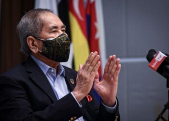 WAN Junaidi Tuanku Jaafar bercakap dalam sidang akhbar di Menara SPR, Putrajaya- UTUSAN/FAIZ ALIF ZUBIR