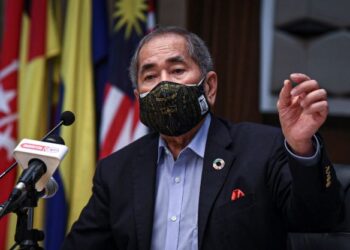 WAN Junaidi Tuanku Jaafar bercakap pada sidang akhbar di Menara SPR, Putrajaya. - FOTO/FAIZ ALIF ZUBIR