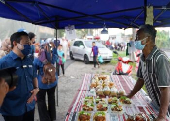 WAN Saiful Wan Jan menyantuni orang ramai melalui program-program kebajikan di kampung-kampung dan walkabout di bazar-bazar Ramadan.- FB WAN SAIFUL WAN JAN