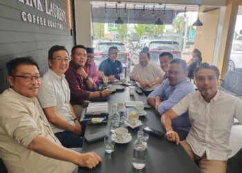 WAN Saiful Wan Jan bersama ADUN PN dan Dominic Lau dalam pertemuan santai pagi tadi. - FB WAN SAIFUL WAN JAN