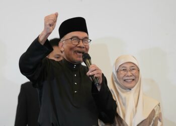 ANWAR Ibrahim ditemani isteri, Datuk Seri Wan Azizah Wan Ismail ketika sidang media selepas mengangkat sumpah jawatan Perdana Menteri. - UTUSAN/MOHD FARIZWAN HASBULLAH