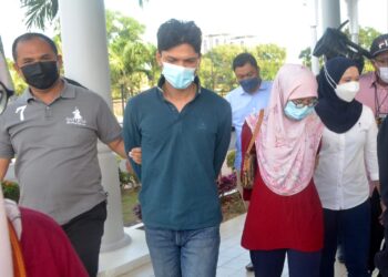 SEPASANG suami isteri mengaku tidak bersalah di Mahkamah Majistret Bukit Mertajam, Pulau Pinang hari ini atas tuduhan memiliki wang kertas palsu sebanyak RM5,300 bulan lepas. - UTUSAN/IQBAL HAMDAN