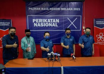 WAN Saiful Wan Jan (tengah) bersama calon-calon PN dalam PRN Melaka menunjukkan tanda isyarat bagus dalam sidang akhbar di Pejabat Bersatu Hang Tuah Jaya, Kota Fesyen MITC, Melaka. - UTUSAN/AMIR KHALID
