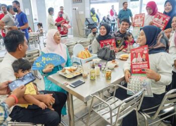 WAN Azizah Wan Ismail bertemu orang ramai di Pusat Penjaja Bandar Sri Permaisuri, Cheras semasa membuat lawatan, semalam.