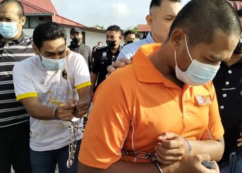 SUFFIAN Effendy Kadri (depan) dan Nur Aslam Faizal (belakang) didakwa di Mahkamah Majistret Sungai Siput hari ini atas tuduhan membunuh pelatih pusat pemulihan dadah di Perlop. - UTUSAN/ASLIZA MUSA