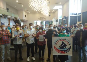 JUNZ Wong (depan, tiga dari kanan) menerima borang keahlian daripada Wong Siew Poh (depan, tengah) bersama penyokongnya dalam sidang akhbar di Stulang Laut, Johor Bahru.