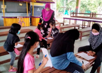 HIDAYAT Azimah ketika mengadakan kelas untuk murid mangsa banjir di SK Changkat Lobak, Bagan Serai, Perak,  hari ini. - UTUSAN/WAT KAMAL ABAS