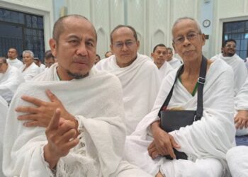 WAZI Abdul Hamid (kiri) bersama bapa mentuanya, Mohamed Fikri Sayuti ketika mengikuti Program Kursus Perdana Haji (KPH) Negeri Perak di Masjid Sultan Azlan Shah, Jalan Raja Musa Mahadi, Ipoh, baru-baru ini. - UTUSAN/SAYED HESHAM IDRIS