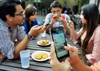 Benarkah kita semakin obses kepada Internet sehingga tidak dapat membendung ketagihan?. GAMBAR HIASAN