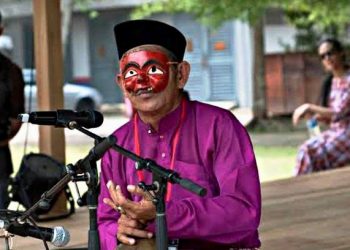 ROMLI Mahmud ketika menjayakan persembahan Awang Batil