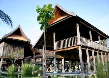 Contoh rumah tradisional yang dibina menggunakan  atap Singhora.