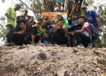 Peserta bergambar selepas berjaya menawan Bukit Batu Sawa, Jelebu, Negeri Sembilan.
