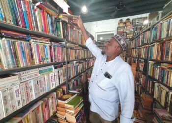 Muhd. Firdaus Abdullah di kedai bukunya, Tanjung Town Book Store, 
di Jalan Agryll, Georgetown, Pulau Pinang.