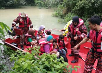 Laluan utama ke Kampung Tok Kundur di Pasir Puteh, Kelantan dinaiki air sehingga penduduk terputus hubungan hari ini.- UTUSAN/TOREK SULONG