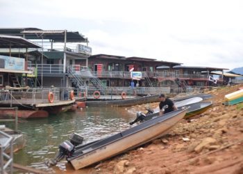 Perkhidmatan rumah bot di Tasik Kenyir kembali rancak selepas penamatan Perintah Kawalan Pergerakan Bersyarat (PKPB) di beberapa negeri pada Ahad lalu. UTUSAN/ PUQTRA HAIRRY ROSLI