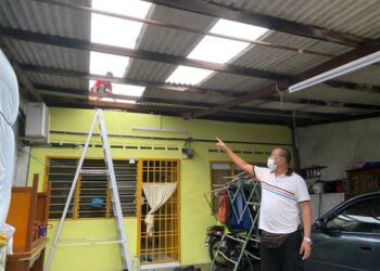 Zani Ibrahim, menunjukkan rumahnya di Taman Megah, Batu Pahat yang rosak akibat ribut dan angin kencang lewat petang semalam.
Gambar: Mohamad - UTUSAN MOHD FAHD RAHMAT