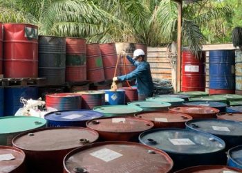 Petugas JAS Selangor mengambil sampel buangan yang terdapat dalam salah 
sebuah tong di premis berkenaan di Jalan Telok Gong, Pelabuhan Klang, Selangor.