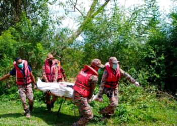 ANGGOTA bomba membawa naik mangsa lemas ke tebing setelah terjatuh dari jambatan di Sungai Kinta di Batu Gajah hari ini. - UTUSAN/GAMBAR IHSAN JBPM