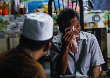 Ismail menangis ketika bercerita tentang Allahyarham SIti Nor Surya semasa diziarahi Ebit Lew di kediamannya di Kampung Beladau Selat, Kuala Terengganu, hari ini.
FACEBOOK EBIT LEW