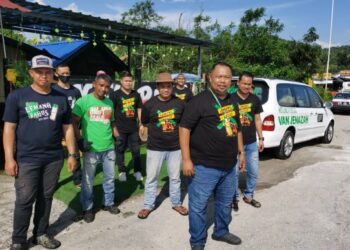 Muhammad Hydier Hamid (depan, kanan) bergambar di samping van jenazah yang diwakafkan untuk penduduk setempat.