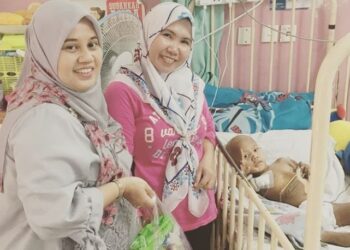 Zubaydah Zamri (dua dari kanan) ketika menyerahkan bantuan kepada kanak-kanak pesakit  kanser di Hospital Pulau Pinang.