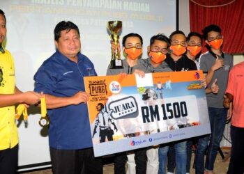 Mazlan Bujang (dua dari kiri) menyampaikan hadiah tempat pertama kepada pasukan Mystery yang memenangi  pertandingan E-Sports  pada Majlis Penyampaian Hadiah Kejohanan Pubg Mobile Piala Adun Puteriwangsa 2020 di Yayasan Warisan Johor, Kompleks Warisan Sultan Abu Bakar di sini.