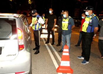 Ayob Khan Mydin Pitchay (dua,kanan) turun padang bersama anggota memeriksa kenderaan dalam Operasi Mabuk di Stulang Laut Johor Bahru malam tadi. -UTUSAN/Baazlan Ibrahim.