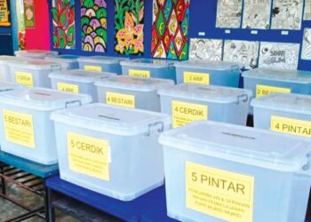 KOTAK ilmu yang disediakan SK Taman Rinting 3 bagi memudahkan murid-murid yang berdepan kekangan mengikuti sesi PdPR di Pasir Gudang, Johor. – utusan/AZIAN ZAINUL BIDIN