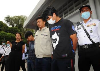 Dari kiri, Siti Noor Asyikin Mohammad Ariffin, Muhammad Aiman Romli, Muhamad Syahrihudin Abd. Majid  dan Muhamad Shafiq Lokman dibawa ke Mahkamah Majistret Johor Bahru berhubung kes kemalangan membabitkan seorang anggota polis.
Gambar: RAJA JAAFAR ALI