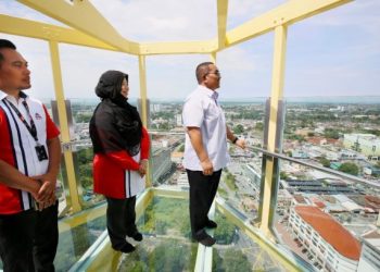 Menteri Besar, Muhammad Sanusi Md Nihat melihat pemandangan bandar raya Alor Setar dari Star View. Turut kelihatan Ketua Pegawai Eksekutif Menara Kuala Lumpur Sdn. Bhd., Ainol Shahrina Sahar dan Pengurus Besar Menara Alor Setar, Mohamad Zamri Abdul Razak.