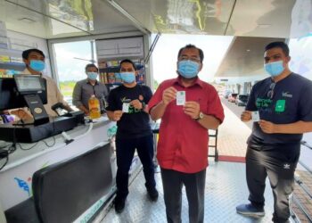 NADZMAN Mustaffa (dua kanan) menunjukkan kad Recycle For Life  pada majlis perasmian Kempen Pengurusan Minyak Masak Terpakai dan Pengurusan Sisa Makanan di Kulim, Kedah, hari ini
